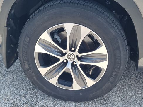 Used 2023 Toyota Highlander XLE FWD image 11