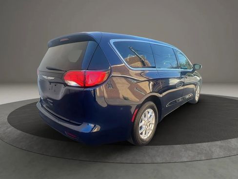 Used 2017 Chrysler Pacifica Touring image 5