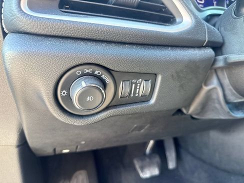 Used 2023 Chrysler Pacifica Touring FWD image 13