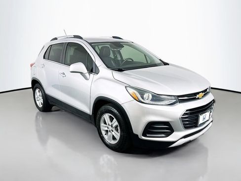Used 2020 Chevrolet Trax LT w/ LT Convenience Package FWD image 3