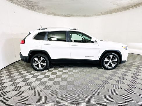 Used 2019 Jeep Cherokee Limited w/ Technology Group FWD image 2