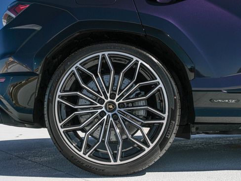 Used 2025 Lamborghini Urus SE image 11