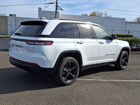 Used 2023 Jeep Grand Cherokee Altitude AWD/4WD image 12