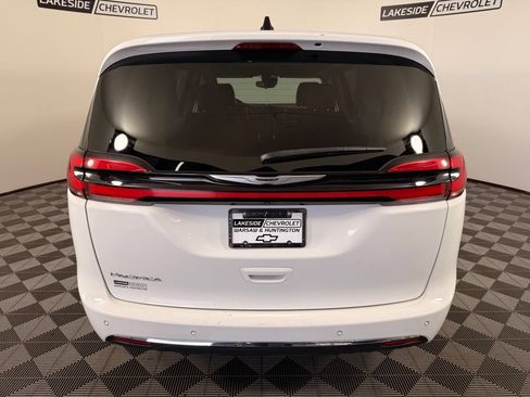 Used 2023 Chrysler Pacifica Touring-L FWD image 5