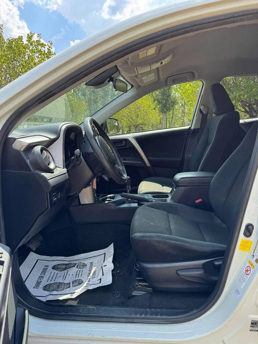 Used 2018 Toyota RAV4 LE FWD image 9