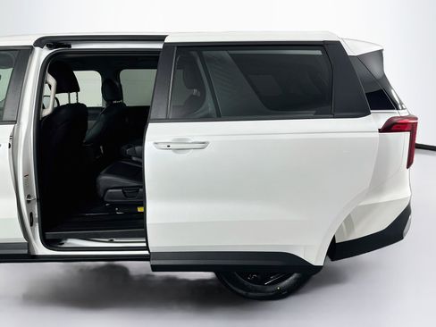 Used 2025 Kia Carnival FWD image 26