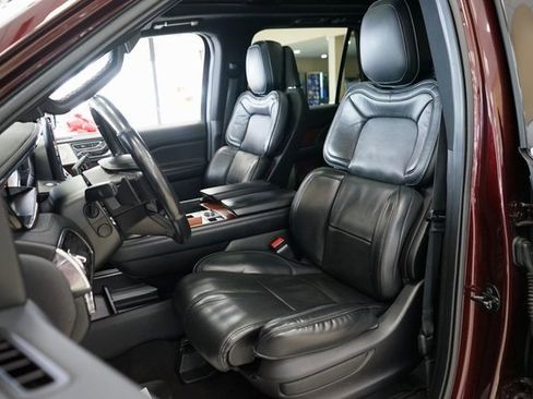 Used 2019 Lincoln Navigator Reserve image 2