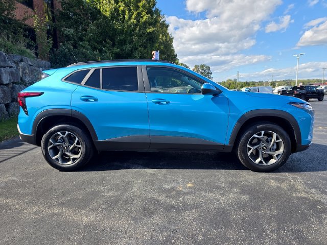 Used 2025 Chevrolet Trax LT FWD image 2