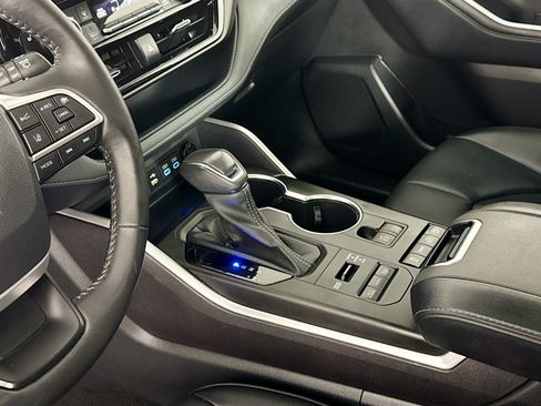 Used 2022 Toyota Highlander XLE AWD/4WD image 27