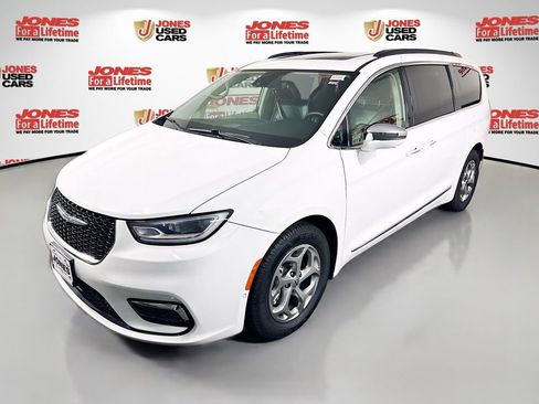 Used 2022 Chrysler Pacifica Limited FWD image 16