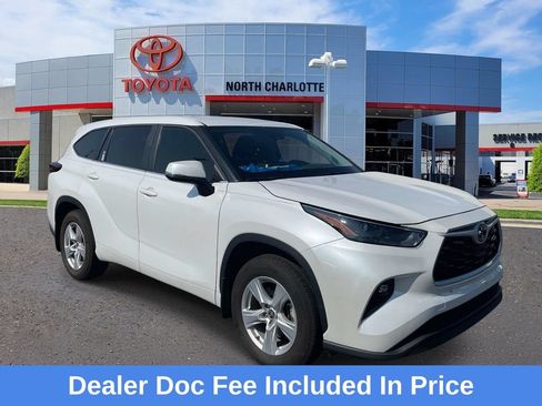 Used 2025 Toyota Highlander LE FWD image 1