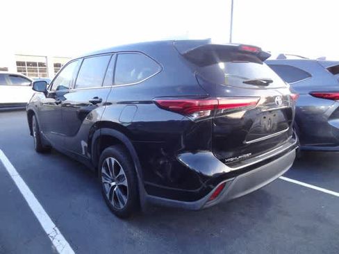 Used 2021 Toyota Highlander XLE AWD/4WD image 4