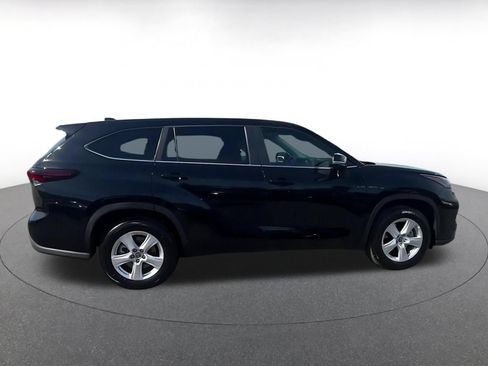 Used 2025 Toyota Highlander LE FWD image 16