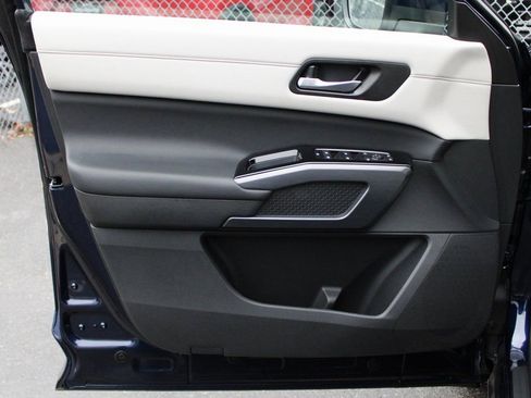 Used 2024 Nissan Pathfinder SL image 15