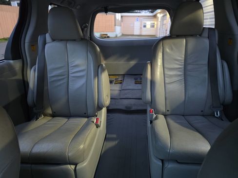 Used 2012 Toyota Sienna XLE image 15