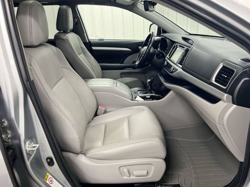 Used 2018 Toyota Highlander XLE AWD/4WD image 23
