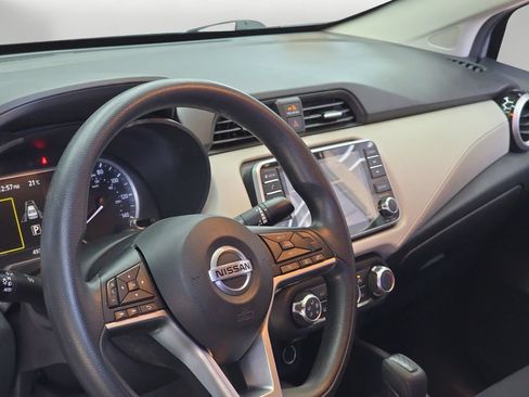 Used 2022 Nissan Versa SV FWD image 11