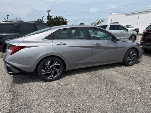 Used 2025 Hyundai Elantra Limited FWD image 9