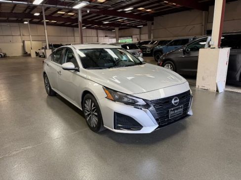 Used 2023 Nissan Altima 2.5 SV FWD image 5
