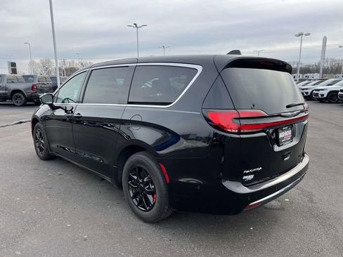 New 2025 Chrysler Pacifica Select FWD image 5