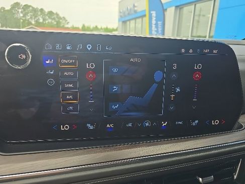 Used 2025 Chevrolet Suburban Z71 AWD/4WD image 19