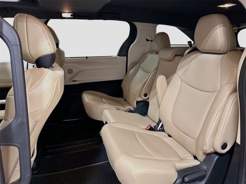 Used 2023 Toyota Sienna XLE image 22