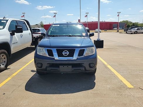 Used 2017 Nissan Frontier SV RWD image 2