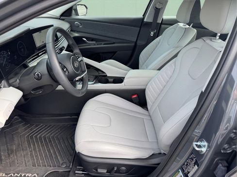Certified 2025 Hyundai Elantra Limited FWD image 6