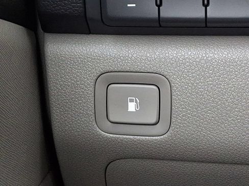 Used 2018 Kia Sedona LX w/ LX Essentials Premium Package FWD image 26