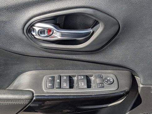 Used 2019 Jeep Cherokee Latitude Plus image 29