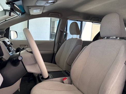 Used 2012 Toyota Sienna LE image 19