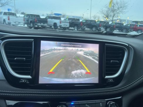 Used 2022 Chrysler Pacifica Touring-L w/ S Appearance Package image 19