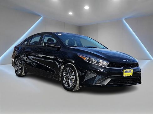 Used 2023 Kia Forte LXS w/ LXS Technology Package image 3