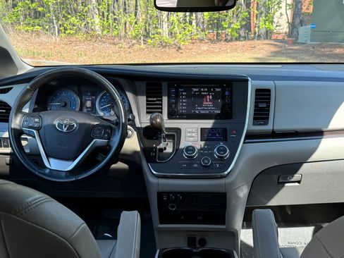 Used 2016 Toyota Sienna XLE Premium FWD image 18