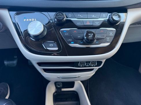 Used 2023 Chrysler Pacifica Touring-L FWD image 19