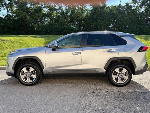Used 2024 Toyota RAV4 XLE AWD/4WD image 2