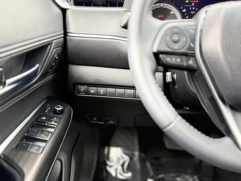 Used 2024 Toyota Venza XLE image 24