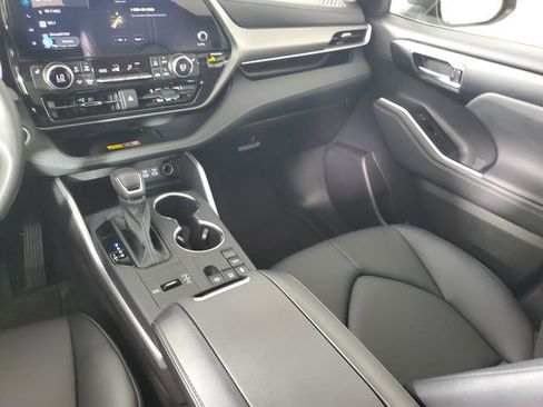 Used 2025 Toyota Highlander XLE image 17