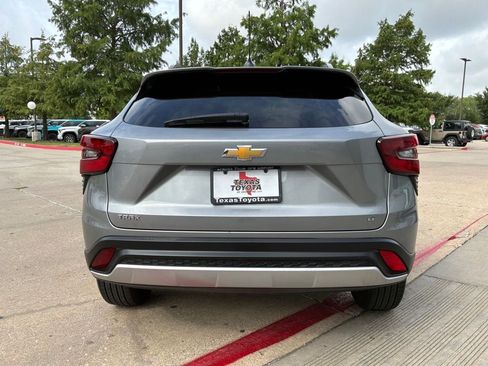 Used 2025 Chevrolet Trax LT w/ LT Convenience Package FWD image 7