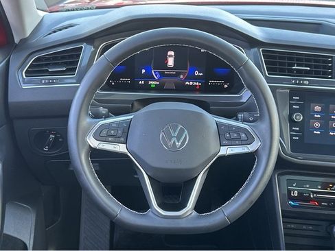 Used 2022 Volkswagen Tiguan SE image 13