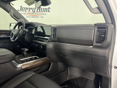 Used 2025 Chevrolet Silverado 1500 LT Trail Boss w/ Dark Appearance Package AWD/4WD image 37