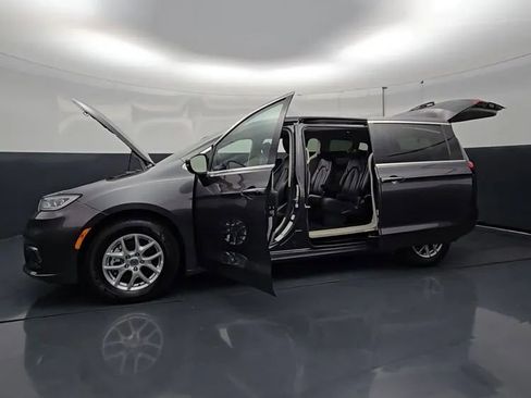 Used 2023 Chrysler Pacifica Touring-L image 11