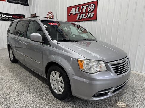 Used 2014 Chrysler Town & Country Touring image 4