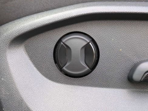 Used 2025 Volkswagen Taos SE w/ Panoramic Sunroof Package image 25