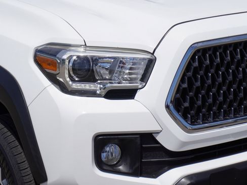 Used 2018 Toyota Tacoma TRD Off-Road w/ Technology Package AWD/4WD image 3