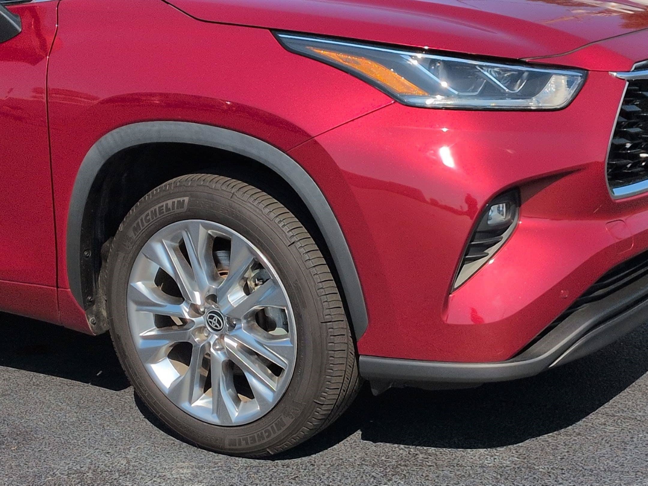 Used 2023 Toyota Highlander Limited FWD image 9