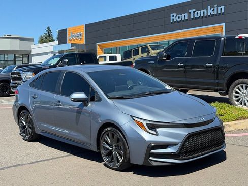 Used 2025 Toyota Corolla SE w/ SE Premium Package FWD image 2
