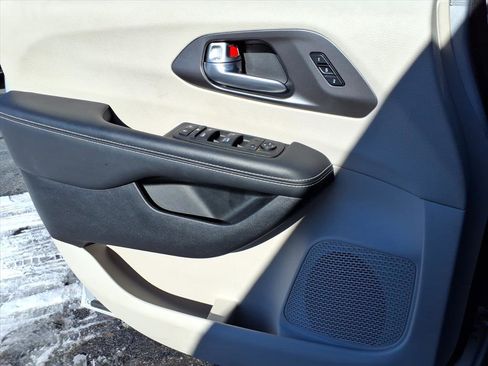 Used 2024 Chrysler Pacifica Touring-L image 13