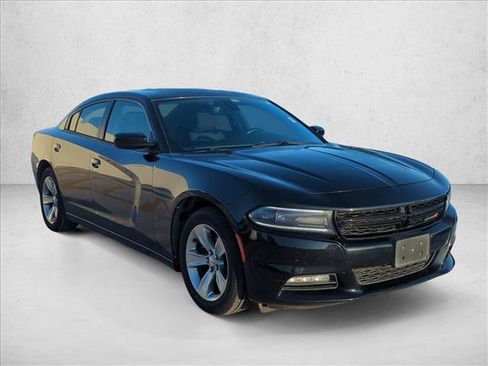 Used 2016 Dodge Charger SXT RWD image 3