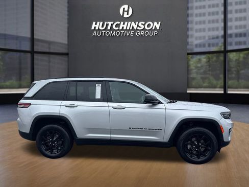 Used 2024 Jeep Grand Cherokee Altitude image 2